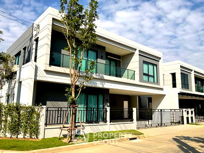 Houses for rent Bang Pu Industrial Estate : 4-BR House at Centro Bangna in Bang Kaeo (ID 2421943)