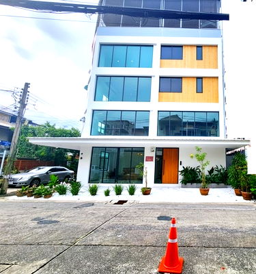 Office for rent Pracha Uthit Huai Khwang : Parking for 5 cars RATCHADA MRT Huai Khwang 699m. Central Rama9 4.2km. 5-story office building