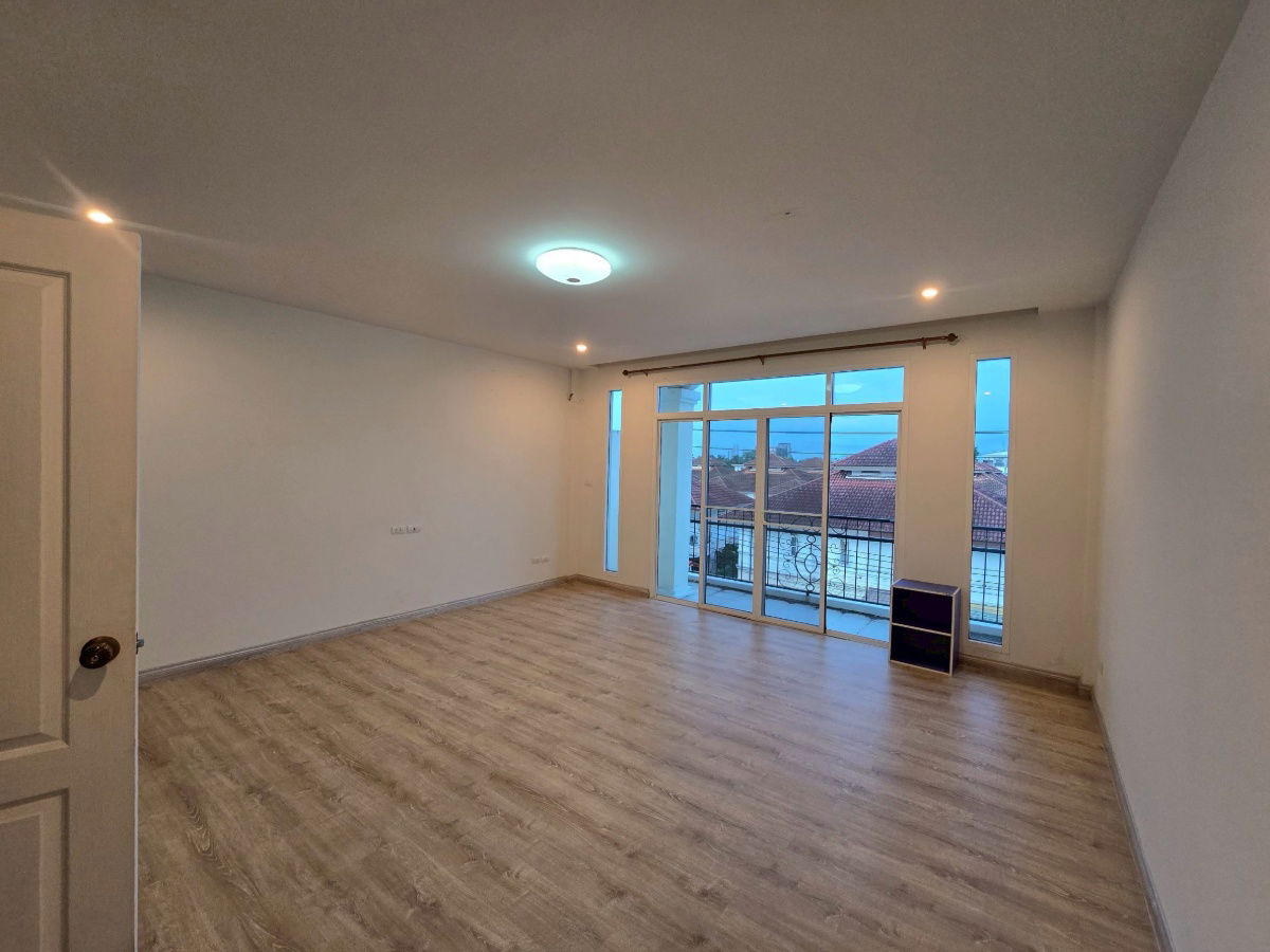 รูป ทาวน์เฮาส์ 3 ชั้นในลาดพร้าว 4 ห้องนอน 5 ห้องน้ำ จอดรถ 2 คัน – 4.5 ล้าน - รูปที่ 26/30