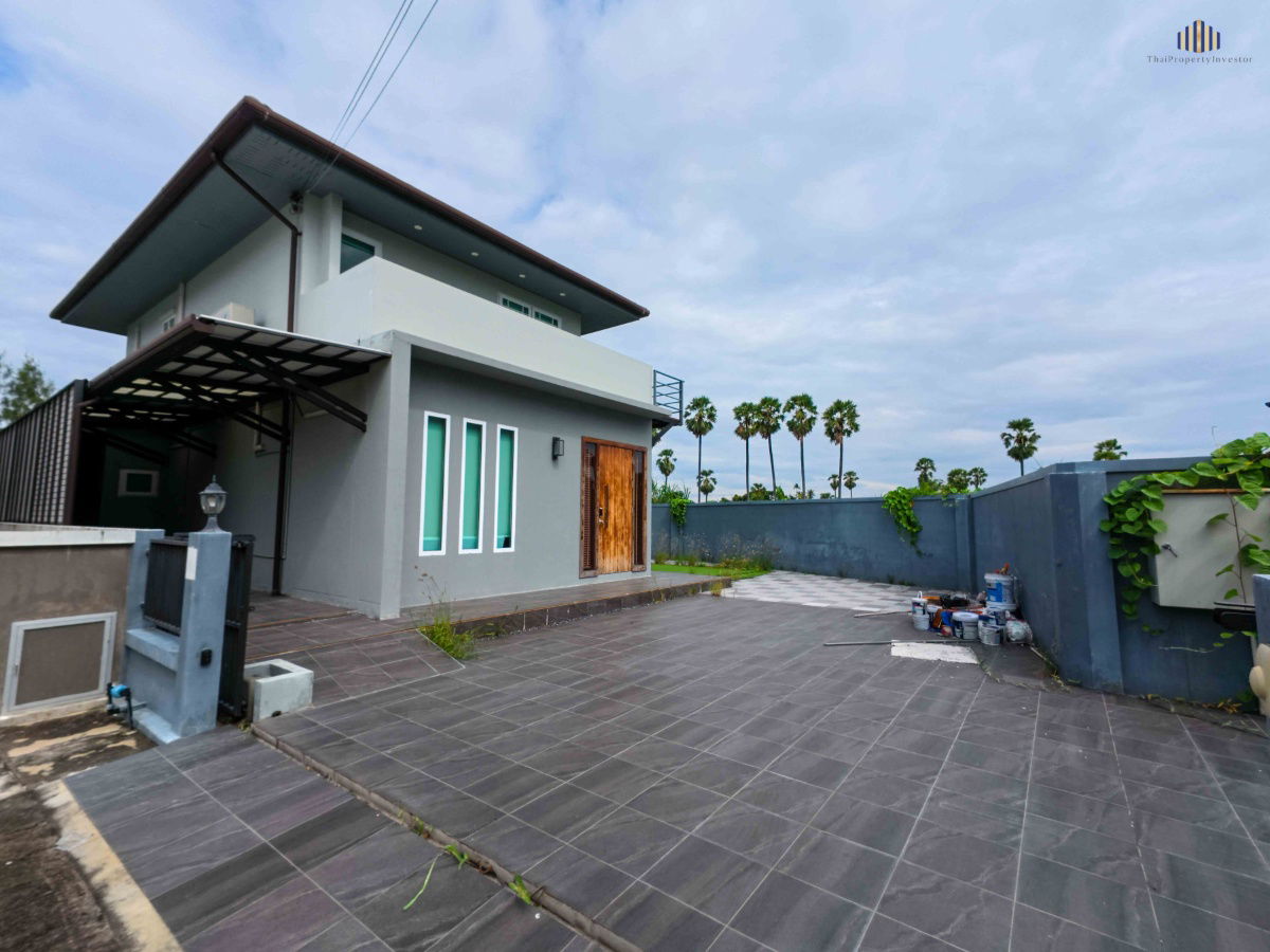 picture Patreeda Avenue 2, Sam Khok, Pathum ThaniA truly unique pair of homes for sale — side-by-side with an optional connecting gate land area of 208 sq wah - 26/27