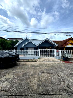 เช่าบ้านเดี่ยว วิทยาลัยพณิชยการบางนา : Single house for rent in Pla Thong Village, Srinakarin (SPSAD3426)