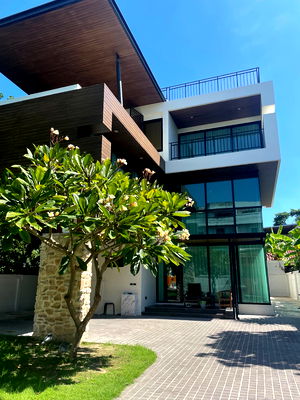 เช่าบ้านเดี่ยว เขตห้วยขวาง : 🏡 ให้เช่า บ้านเดี่ยวหรู/โฮมออฟฟิศ สไตล์โมเดิร์น — รัชดา 18 บ้านใหม่ บรรยากาศอบอุ่น ตกแต่งครบ พร้อมเข้าอยู่ได้ทันที