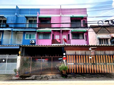 Townhouses for sale Bangkok Government Complex Station : FOR SALE  TOWNHOUSE PROPERTY  7200000 BAHT.