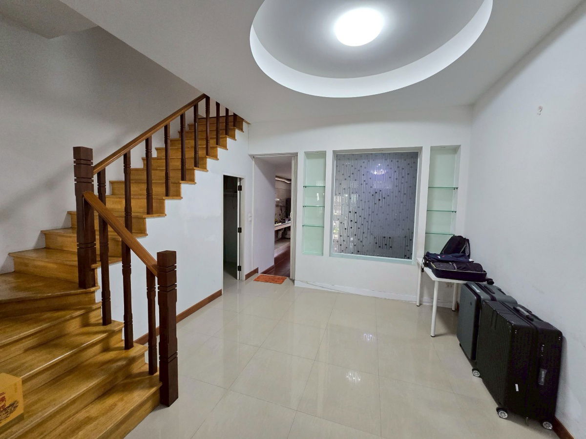 รูป ทาวน์เฮาส์ 3 ชั้นในลาดพร้าว 4 ห้องนอน 5 ห้องน้ำ จอดรถ 2 คัน – 4.5 ล้าน - รูปที่ 7/30