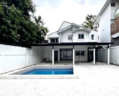 เช่าบ้านเดี่ยว เขตห้วยขวาง : ให้เช่าบ้านเดี่ยว 2 ชั้น มีสระว่ายน้ำ / ทำเล สุทธิสาร ห้วยขวาง / ห่าง MRT สุทธิสาร 1.5 กิโลเมตร / อยู่อาศัย หรือ Home Office จดบริษัทได้