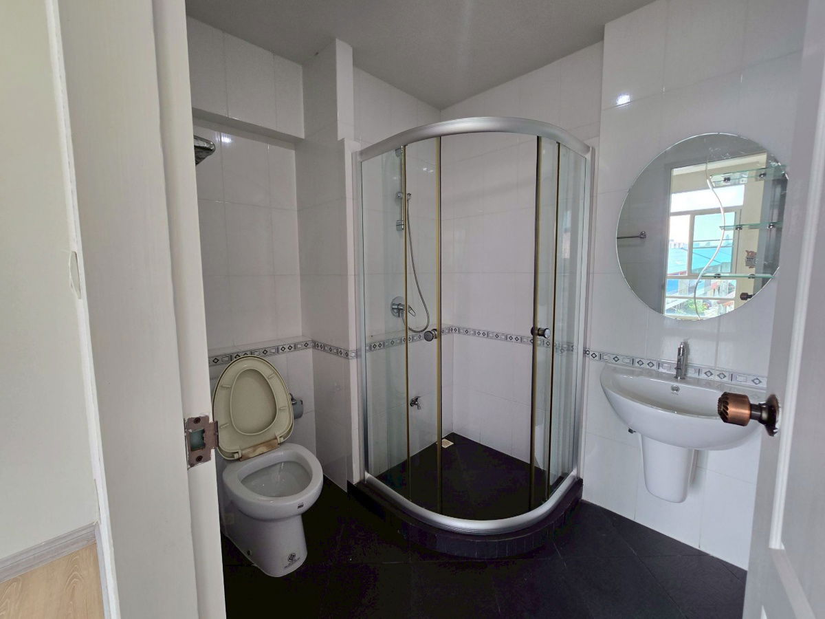 รูป ทาวน์เฮาส์ 3 ชั้นในลาดพร้าว 4 ห้องนอน 5 ห้องน้ำ จอดรถ 2 คัน – 4.5 ล้าน - รูปที่ 20/30