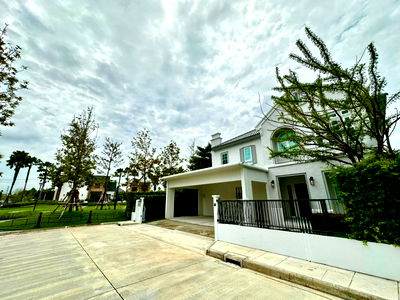 Houses for sale Bang Plee Samut Prakarn : Detached House for Sale at Villaggio 3 Srinakarin–Bangna Corner plot