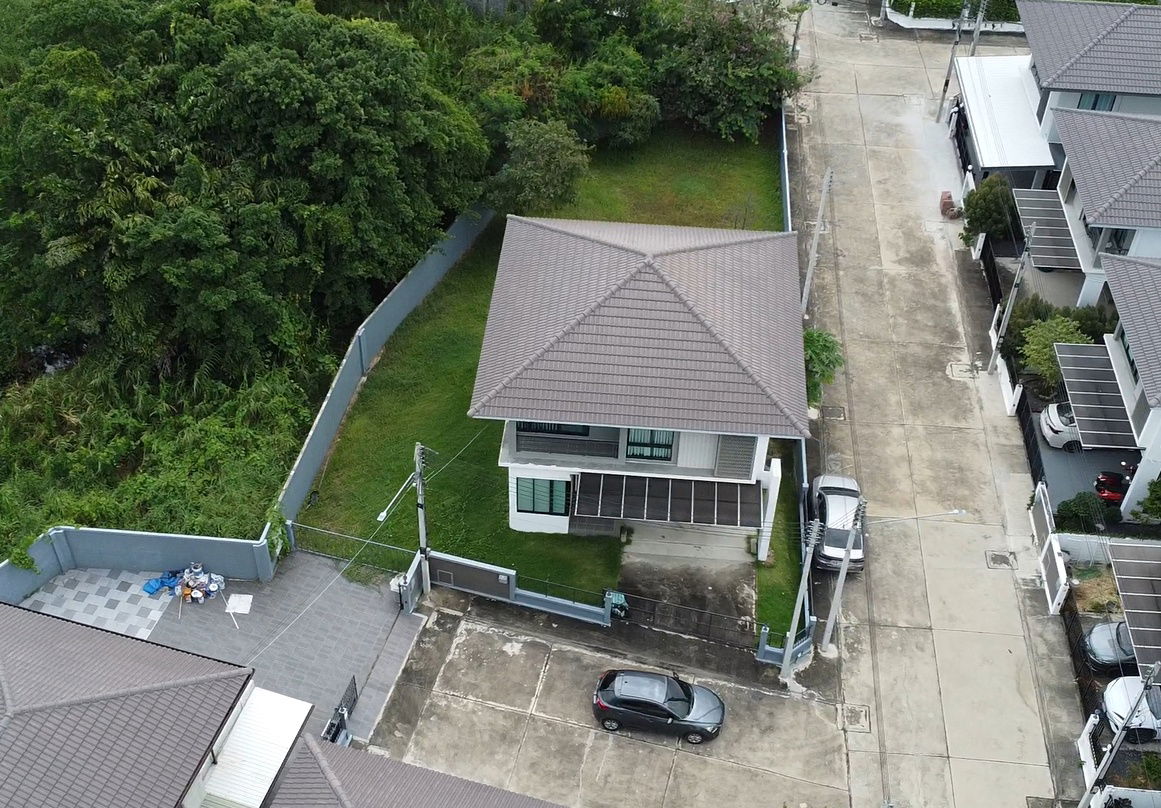 picture Patreeda Avenue 2, Sam Khok, Pathum ThaniA truly unique pair of homes for sale — side-by-side with an optional connecting gate land area of 208 sq wah - 14/27