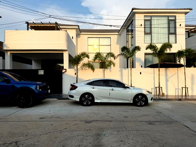 Houses for rent Pattaya : Pool villa next to Dongtan Beach, walkable to the sea