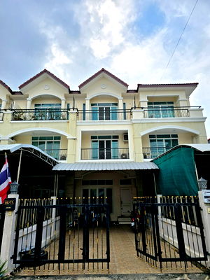 ทาวน์โฮม ถนนลาดพร้าว : ทาวน์เฮาส์ 3 ชั้นในลาดพร้าว 4 ห้องนอน 5 ห้องน้ำ จอดรถ 2 คัน – 4.5 ล้าน