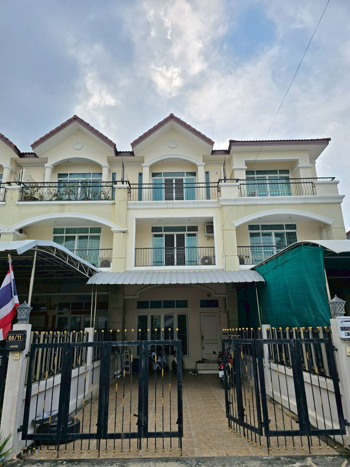 รูป ทาวน์เฮาส์ 3 ชั้นในลาดพร้าว 4 ห้องนอน 5 ห้องน้ำ จอดรถ 2 คัน – 4.5 ล้าน - รูปที่ 1/30