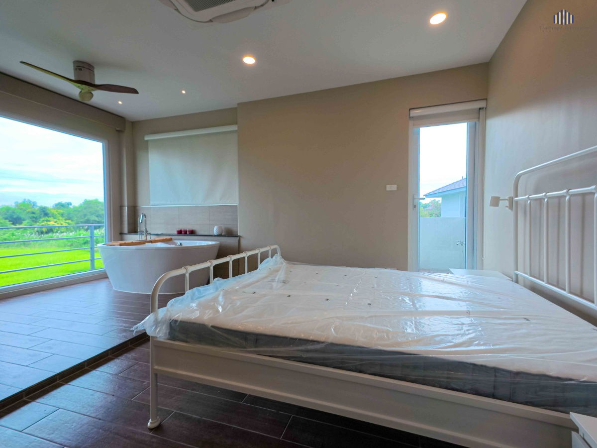 picture Patreeda Avenue 2, Sam Khok, Pathum ThaniA truly unique pair of homes for sale — side-by-side with an optional connecting gate land area of 208 sq wah - 17/27