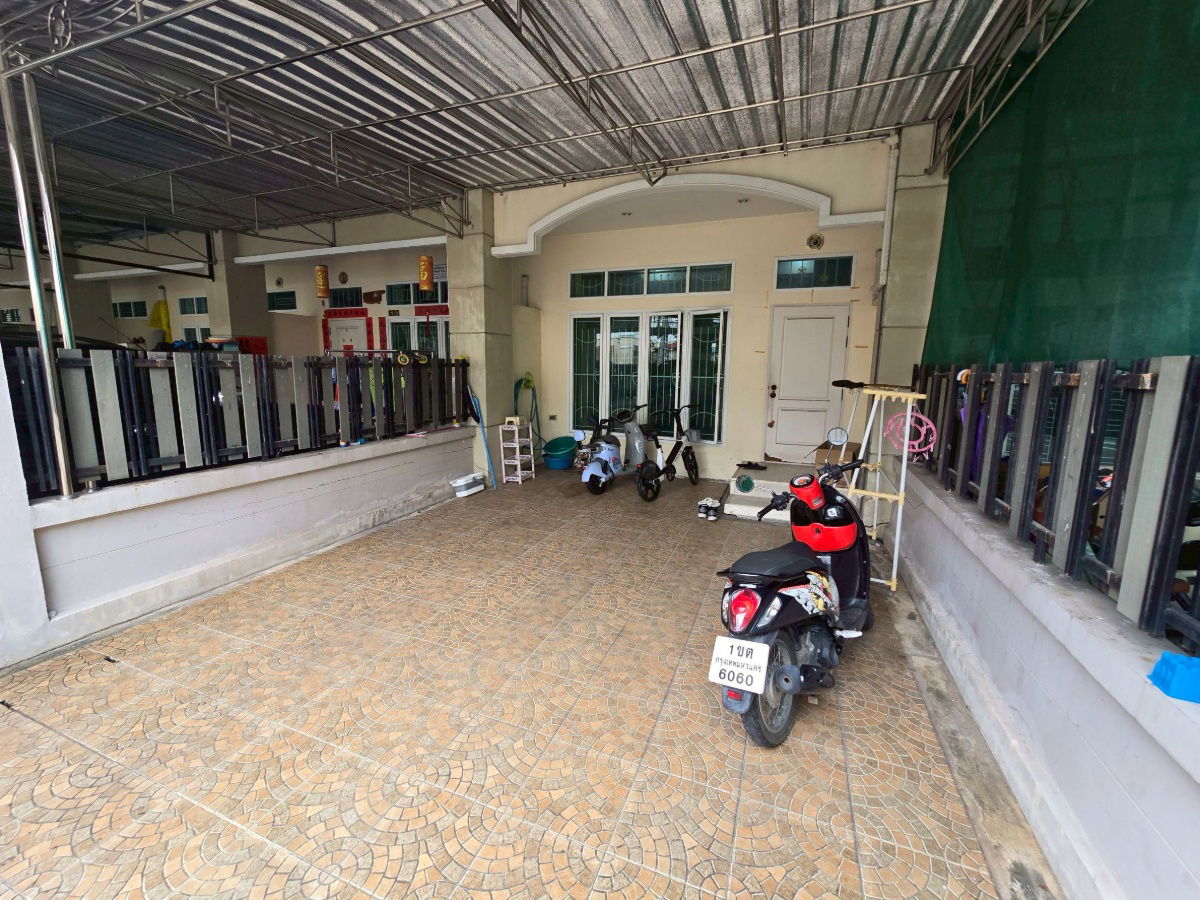 รูป ทาวน์เฮาส์ 3 ชั้นในลาดพร้าว 4 ห้องนอน 5 ห้องน้ำ จอดรถ 2 คัน – 4.5 ล้าน - รูปที่ 2/30