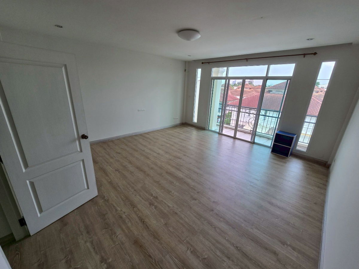 รูป ทาวน์เฮาส์ 3 ชั้นในลาดพร้าว 4 ห้องนอน 5 ห้องน้ำ จอดรถ 2 คัน – 4.5 ล้าน - รูปที่ 29/30