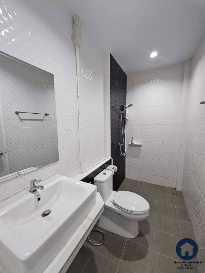 picture For rent: 2-storey townhouse, good location in the center of Hat Yai, 3 bedrooms, rent 15,000 baht/month - 10/12