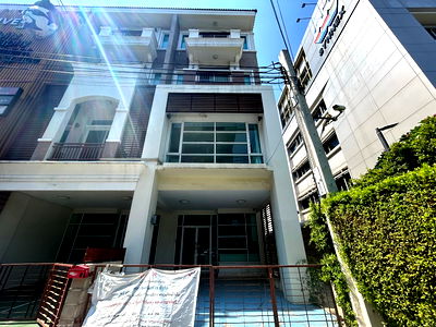 อาคารพาณิชย์ ถนนสุคนธสวัสดิ์ : BB 8686 : พรีเมี่ยมเพลส (เอกมัย-รามอินทรา 2)