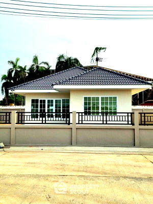 Houses for sale Chonburi : 3-BR House in Ban Bueng (ID 2426585)