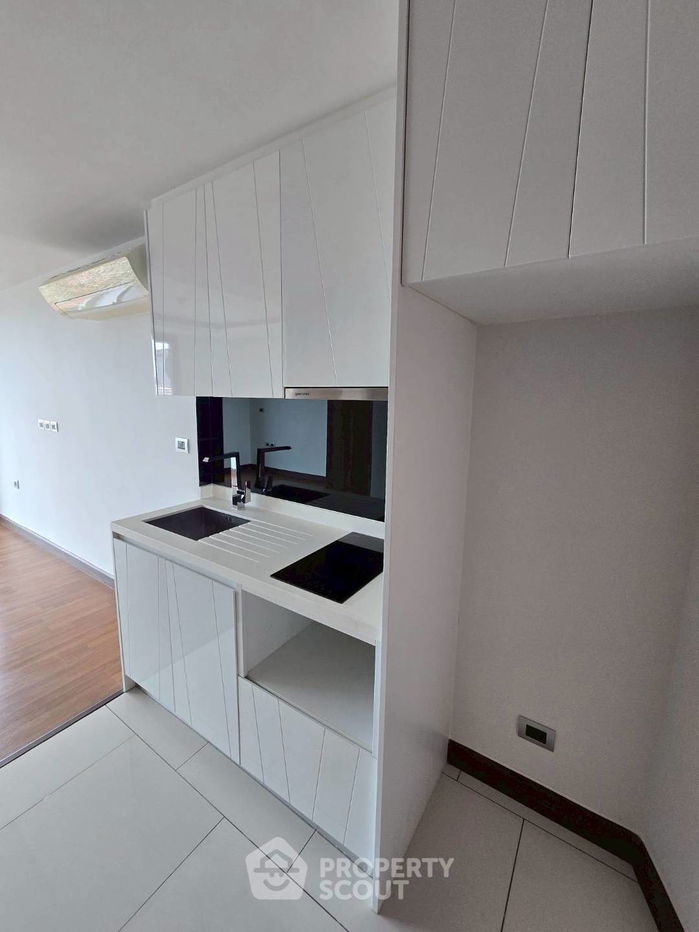 picture Studio Condo at The Peak Towers close to Phratamnak (ID 2427884) - 3/7