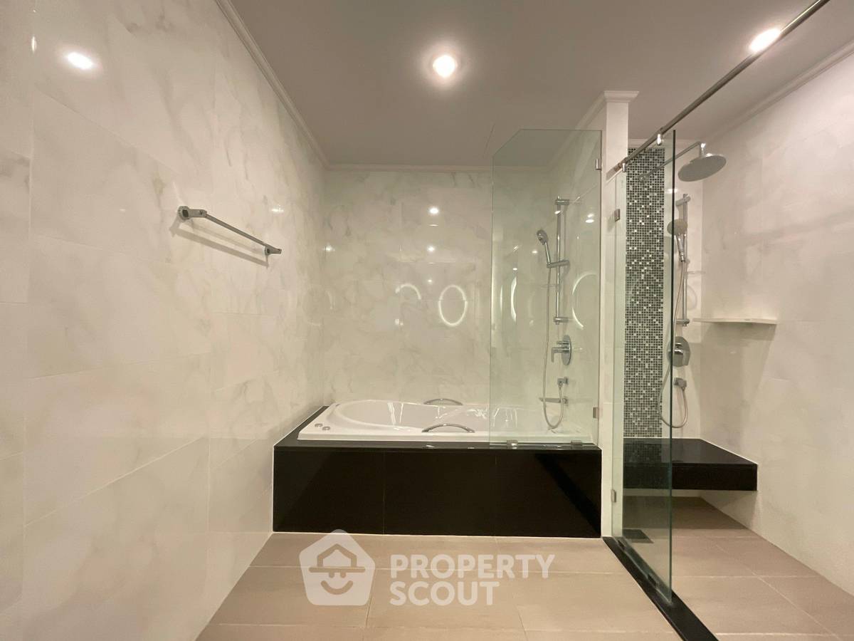 picture 3-BR Condo at Supalai Oriental Sukhumvit 39 near MRT Phetchaburi (ID 1711027) - 14/20