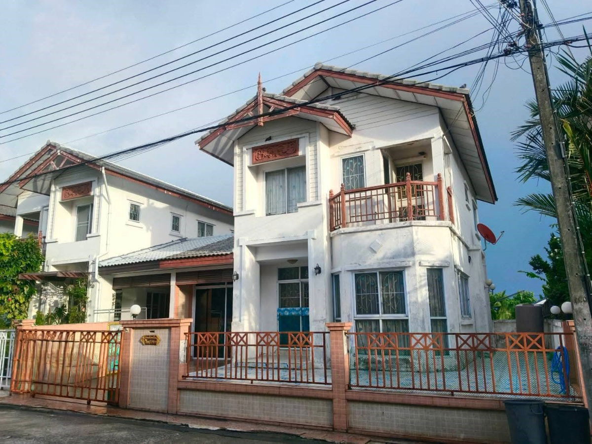 picture Great Value! Two-Storey House for Sale in Fah Piyarom Prukwaree Village (Phase 7), Lam Luk Ka – 42 sq.wah Land - 1/3