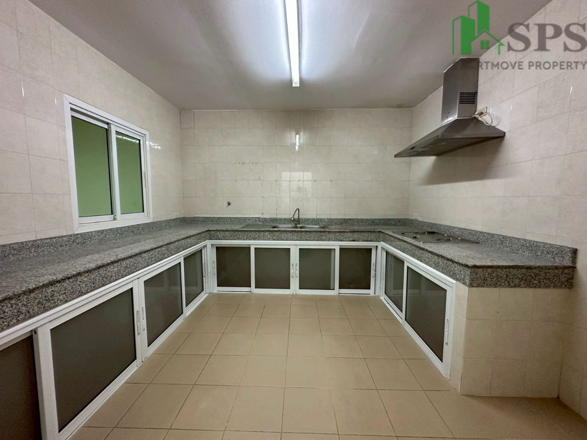 picture Single-family home for sale on Punnawithi Sukhumvit 64, corner unit (SPSEVE1404). - 6/13