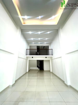 Shophouses for rent Bangkok : For Rent: Commercial Building on On Nut Road (SPSJN240)