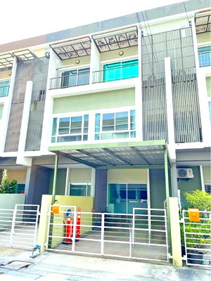 เช่าทาวน์โฮม เขตสะพานสูง : ซ.รามคำแหง 140-146 เตรียมอุดมศึกษาน้อมเกล้า MRT สัมมากร 1 กม. ให้เช่าทาวน์โฮม 3 ชั้น พร้อมเฟอร์ฯ 204 ตร.ม.17 ตร.วา. 3 นอน 3 น้ำ