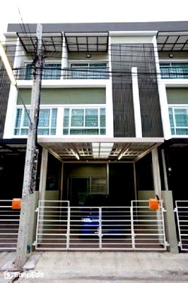 เช่าทาวน์โฮม เขตสะพานสูง : เตรียมอุดมศึกษาน้อมเกล้า MRT สัมมากร 1 กม. ให้เช่าทาวน์โฮม 3 ชั้น พร้อมเฟอร์ฯ 204 ตร.ม.17 ตร.วา. 3 นอน 3 น้ำ ซ.รามคำแหง 140-146