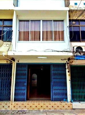 Shophouses for rent Surao Ban Don Pier : Foodland Phetchaburi 300 m. Ekkamai Market 500 m. RCA 1.1 km.Shophouse for rent 3-storey 18sq.wa.