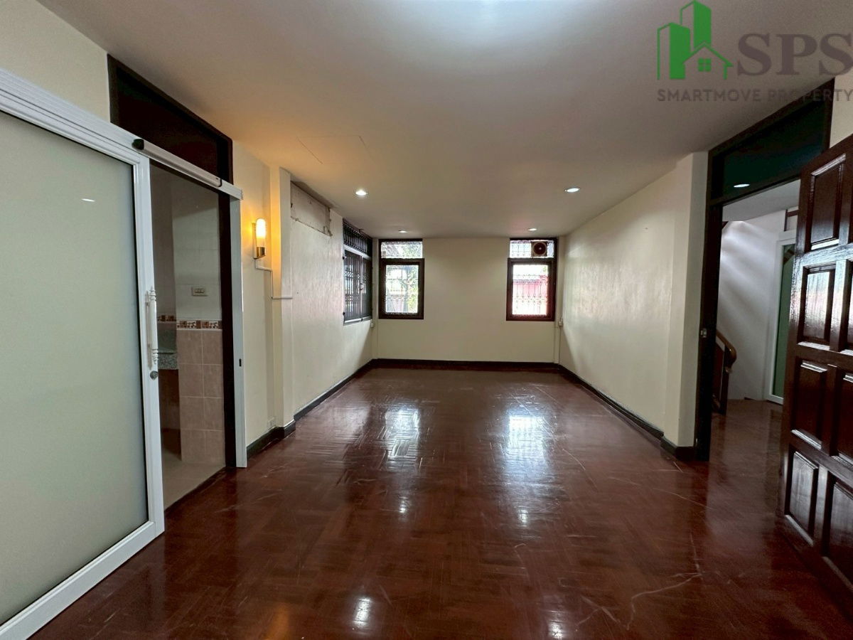 picture Single-family home for sale on Punnawithi Sukhumvit 64, corner unit (SPSEVE1404). - 12/13
