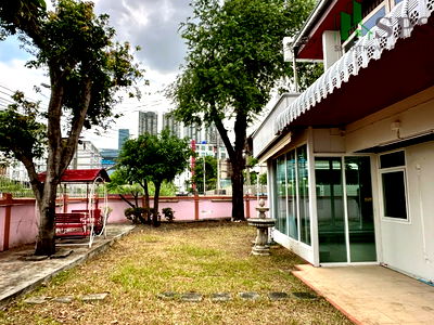 Houses for sale Soi Sukhumvit 101 : Single-family home for sale on Punnawithi Sukhumvit 64, corner unit (SPSEVE1404).