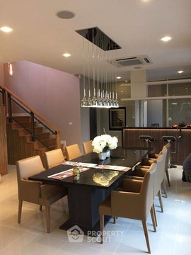 บ้าน 6-ห้องนอน ใน สวนหลวง (ID 2426398)