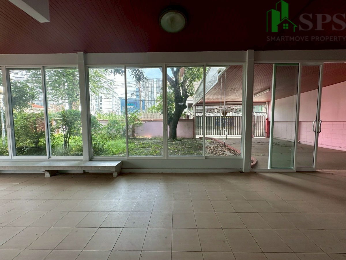 picture Single-family home for sale on Punnawithi Sukhumvit 64, corner unit (SPSEVE1404). - 13/13