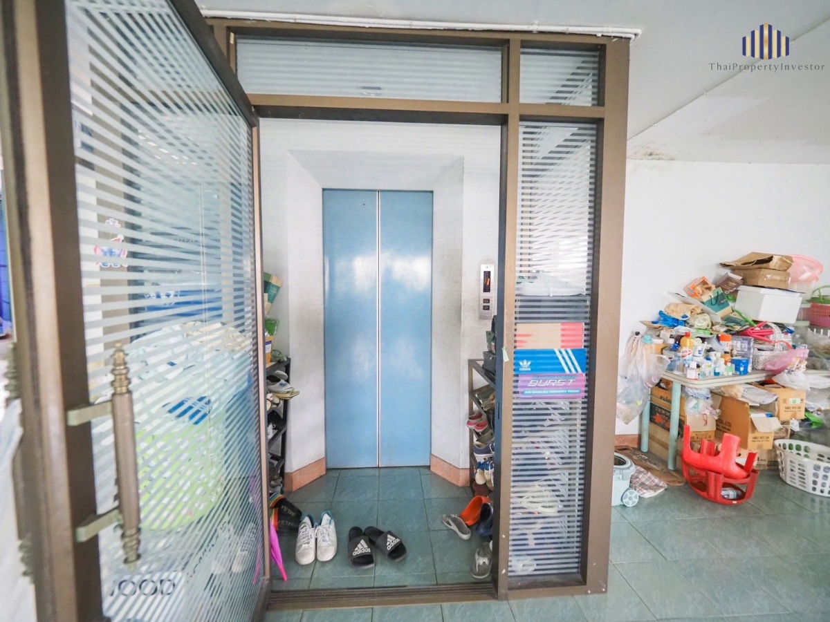 picture Sell office building commercial district at Sutthisan Vinitchai Ratchada Road. Area 104 sq.w. Usable area 1,600 sq.m. 5 floors 1 Elevator - 14/20