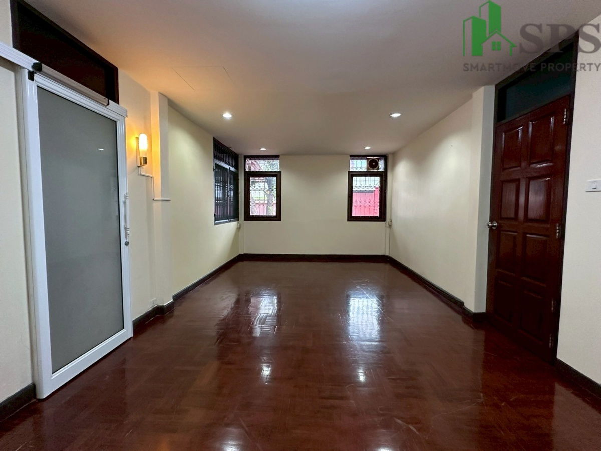 picture Single-family home for sale on Punnawithi Sukhumvit 64, corner unit (SPSEVE1404). - 10/13