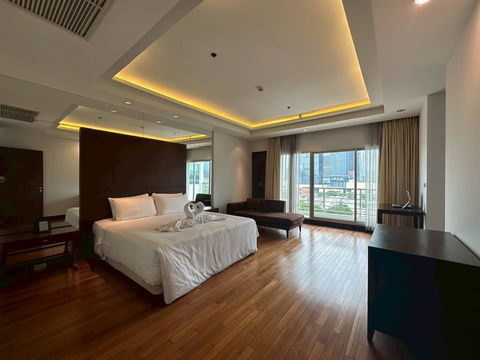 ✨ Royal Residence Park for Rent | 🚇 Approx. 600 m from BTS Phloen Chit | 💰 160,000 THB/Month | 📄 Property Code: RS3375