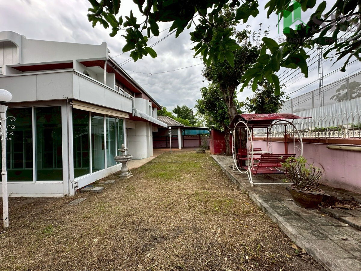 picture Single-family home for sale on Punnawithi Sukhumvit 64, corner unit (SPSEVE1404). - 3/13