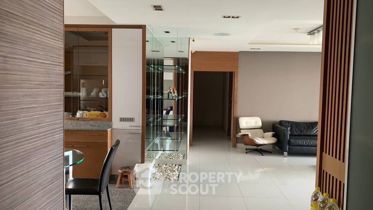 picture 4-BR Condo at Saichol Mansion near BTS Saphan Taksin (ID 1750750) - 9/39