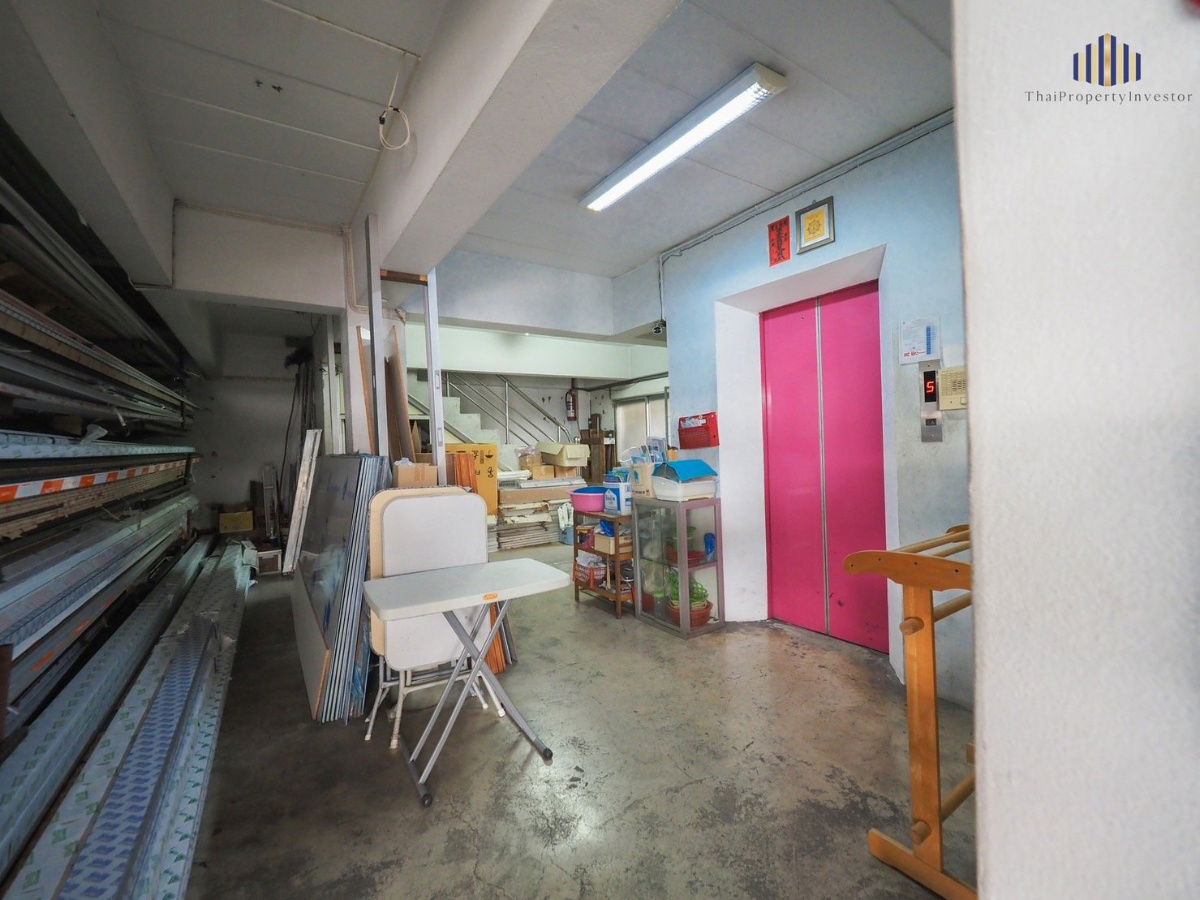 picture Sell office building commercial district at Sutthisan Vinitchai Ratchada Road. Area 104 sq.w. Usable area 1,600 sq.m. 5 floors 1 Elevator - 8/20