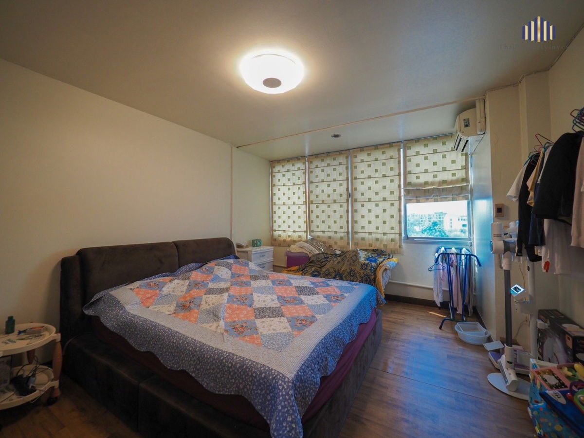 picture Sell office building commercial district at Sutthisan Vinitchai Ratchada Road. Area 104 sq.w. Usable area 1,600 sq.m. 5 floors 1 Elevator - 16/20