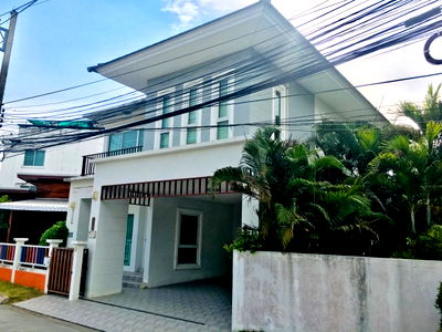 ขายบ้านเดี่ยว :  ขายบ้านเดี่ยว 2 ชั้น หมู่บ้านเดอะพลัส ศรีราชา ใกล้ J-Park และมอเตอร์เวย์