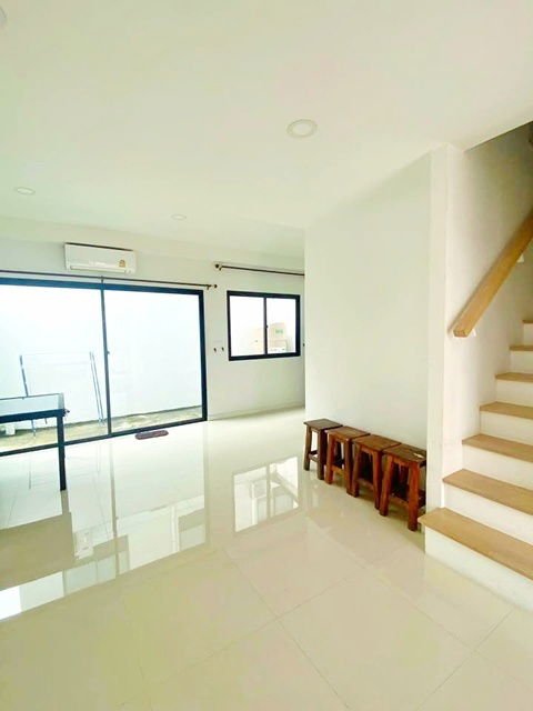 รูป รร.เทคโนโลยีแหลมทอง 1.2 กม. โลตัส วัดไพร่ฟ้า 1กม.ให้เช่า ทาวน์โฮม 2 ชั้น 3 นอน 2 น้ำ รพ.ปทุมธานี 3.6 กม.ถ. กรุงเทพ-ปทุมธานี - รูปที่ 3/8