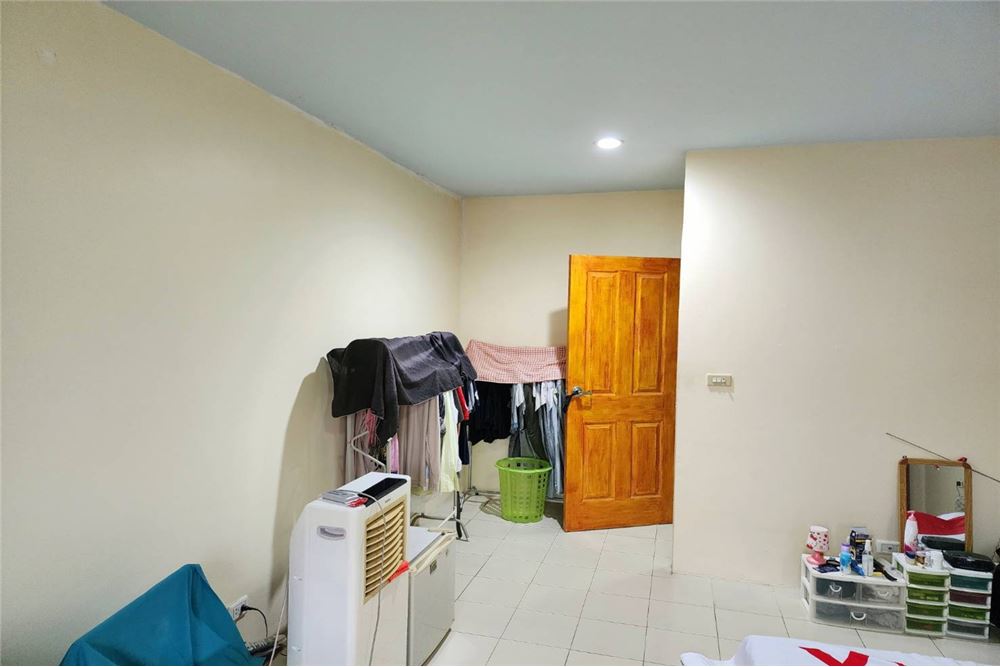 picture [92001002-89] "Luxurious Townhome in Prime Khlong Luang Location" - 9/17