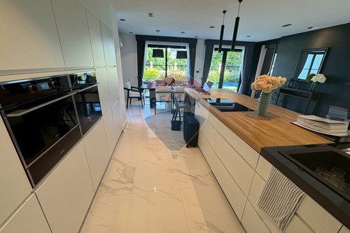 picture [920311028-292] Luxury British Executive Home - 22/33