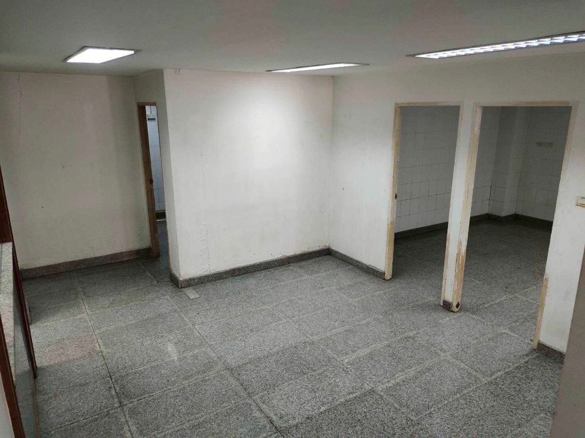 รูป ให้เช่า ตึกออฟฟิศ 7 ชั้น ติดถนนสิรินธร เหมาะสำหรับ สำนักงาน โชว์รูม คลินิก สถาบันการศึกษาทำเลดีมาก ติดถนนใหญ่ รถสัญจรตลอดวัน - รูปที่ 3/12