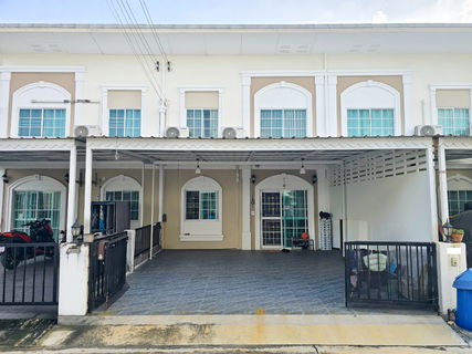 ทาวน์โฮมหรู สไตล์ฝรั่งเศส หมู่บ้าน ลลิล ลำลูกกาคลอง 2 ต่อเติมหลังคาจอดรถ และห้องครัวด้านหลังพร้อม ทำเลดี ใกล้ BTS สถานีคูคต