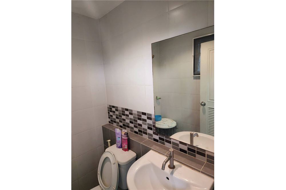 picture [92001002-89] "Luxurious Townhome in Prime Khlong Luang Location" - 6/17