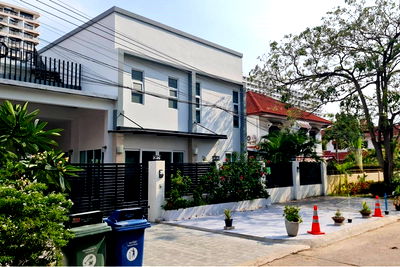 Houses for rent Bang Lamung Chonburi : [920311028-281] Pool villa house for rent in Pattaya, Royal Park Village, near Jomtien Beach.