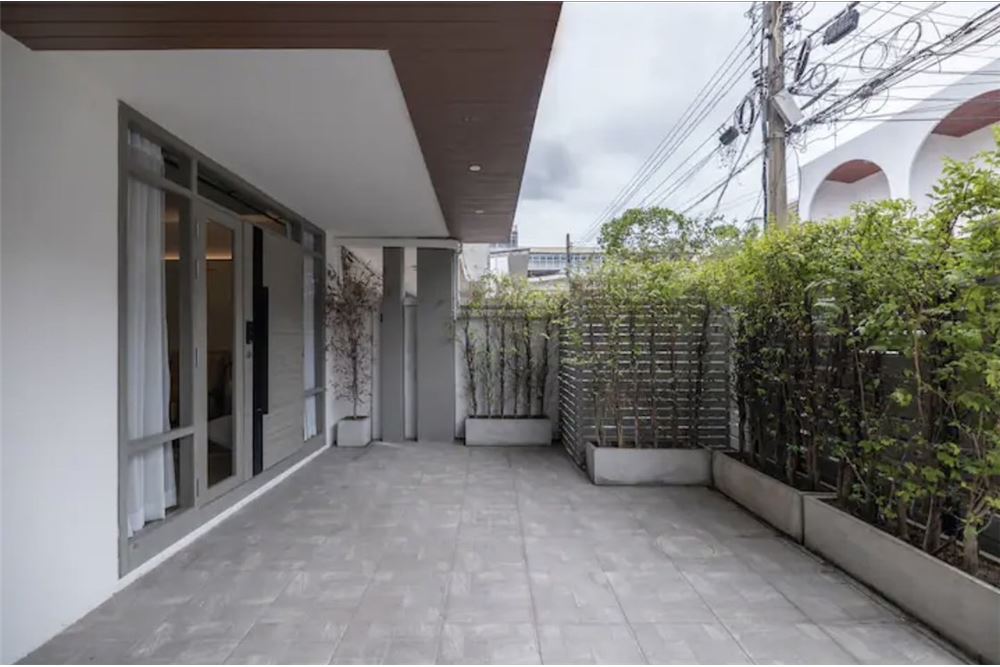 picture [920071001-12934] Newly Renovated Townhouse in Ekkamai - 33/33