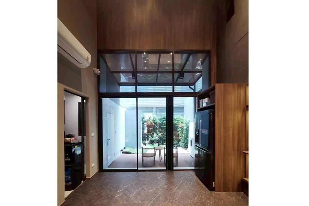 รูป [920071083-37] "Central Bangkok Townhouse: Modern Urban Oasis" - รูปที่ 2/18